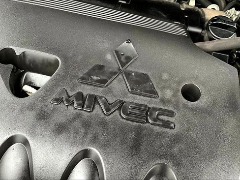 Used 2017 Mitsubishi Outlander SE AWD/4WD image 30