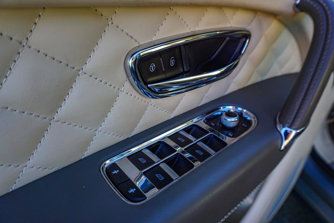 Used 2017 Bentley Bentayga AWD/4WD image 46