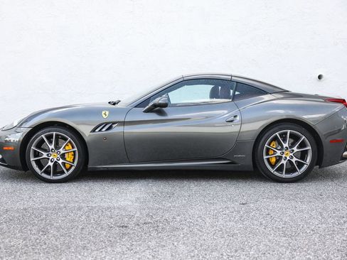 Used 2010 Ferrari California RWD image 15