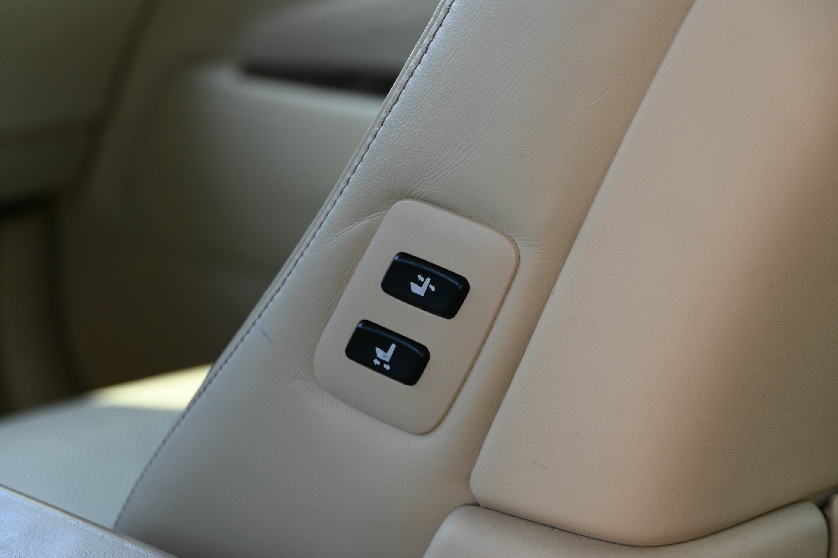 Used 2014 Lexus LS 460 w/ Comfort Package RWD image 36