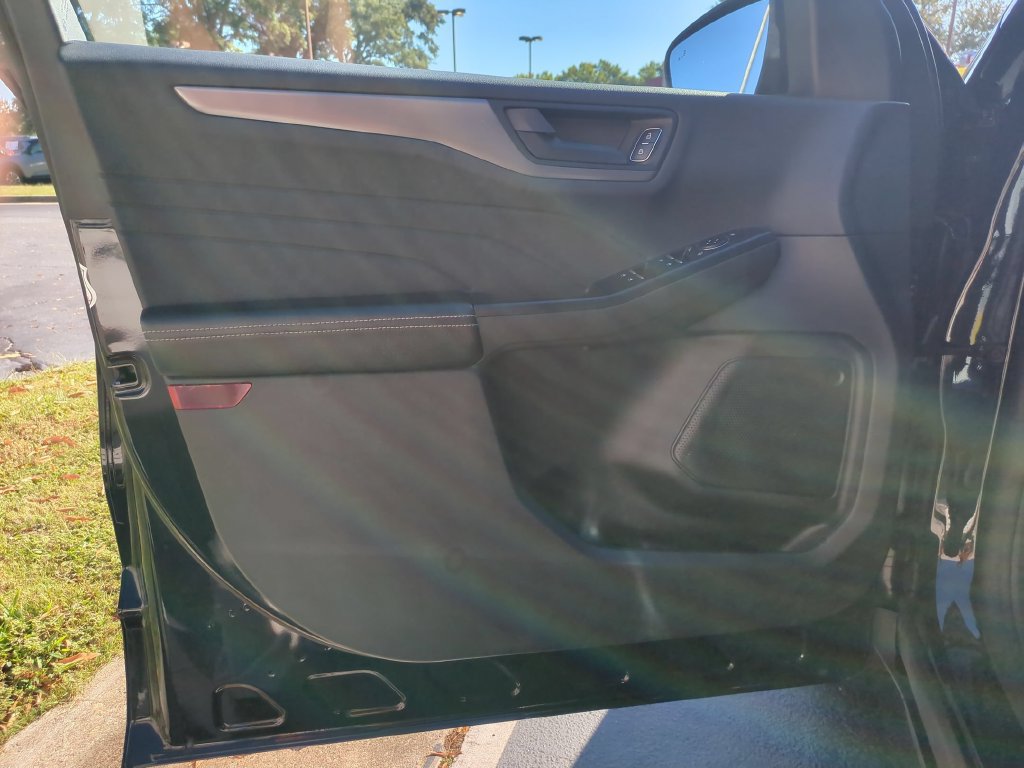 Used 2025 Ford Escape Active AWD/4WD image 9