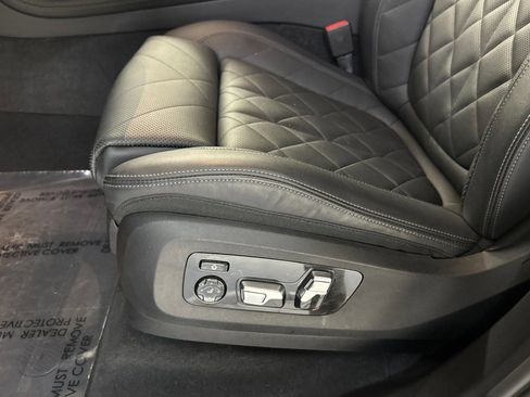Used 2024 BMW X7 xDrive40i w/ M Sport Package AWD/4WD image 15