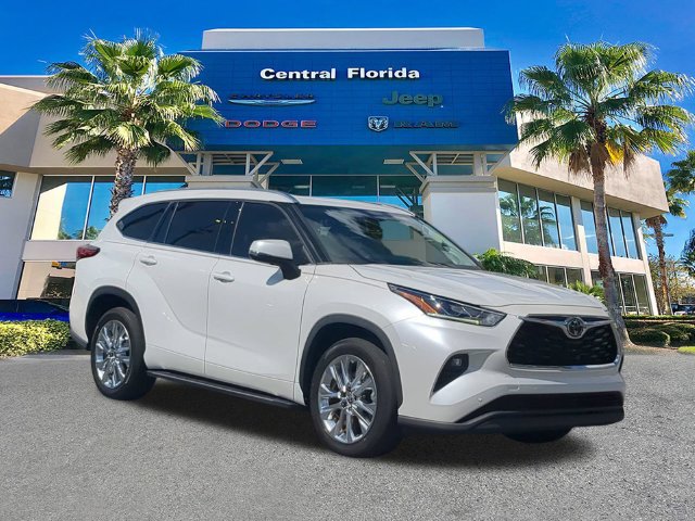 Used 2023 Toyota Highlander Limited FWD image 2