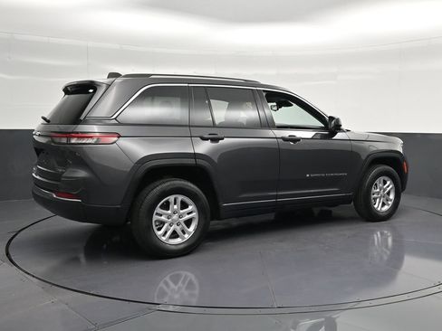 Used 2023 Jeep Grand Cherokee Laredo RWD image 3