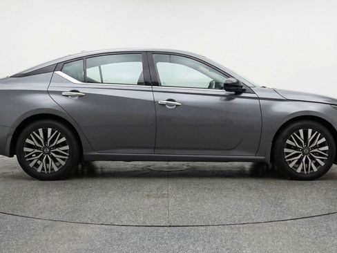 Used 2025 Nissan Altima 2.5 SV image 11