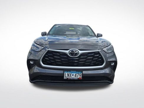 Used 2024 Toyota Highlander LE FWD image 8