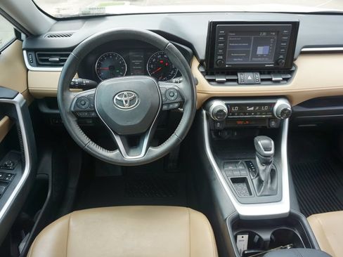 Used 2021 Toyota RAV4 XLE Premium FWD image 5