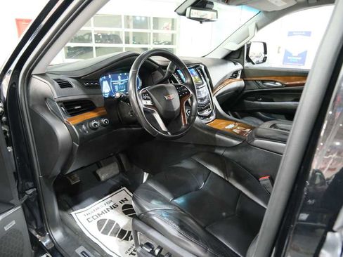 Used 2019 Cadillac Escalade ESV Luxury image 16