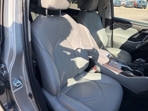 Used 2025 Toyota Highlander Limited AWD/4WD image 16