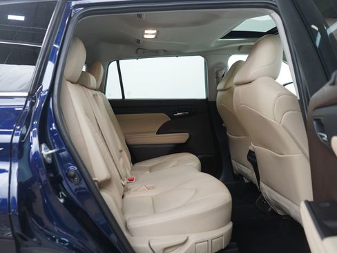 Used 2021 Toyota Highlander XLE image 13