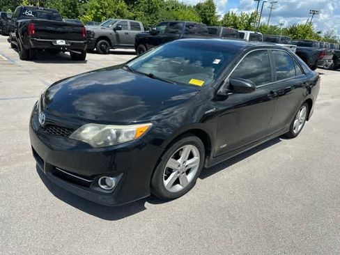 Used 2014 Toyota Camry SE w/ Moonroof Package FWD image 2