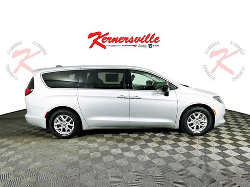 Used 2024 Chrysler Voyager LX image 8