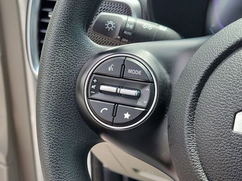 Used 2025 Kia Soul LX w/ LX Technology Package FWD image 26