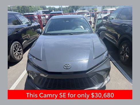 Used 2025 Toyota Camry SE FWD image 1