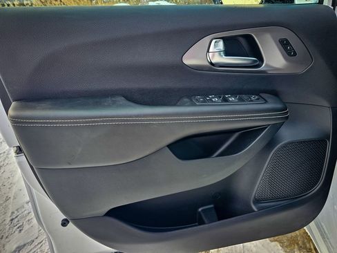 New 2026 Chrysler Pacifica Select image 9