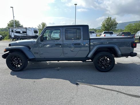 Used 2025 Jeep Gladiator Overland AWD/4WD image 4