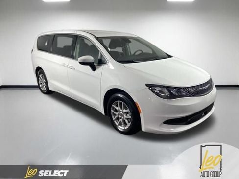 Used 2023 Chrysler Voyager LX FWD image 4