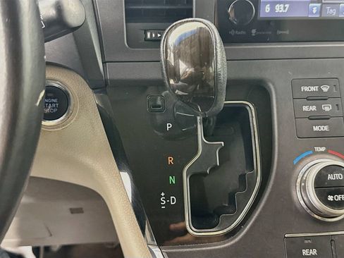 Used 2017 Toyota Sienna XLE Premium FWD image 19