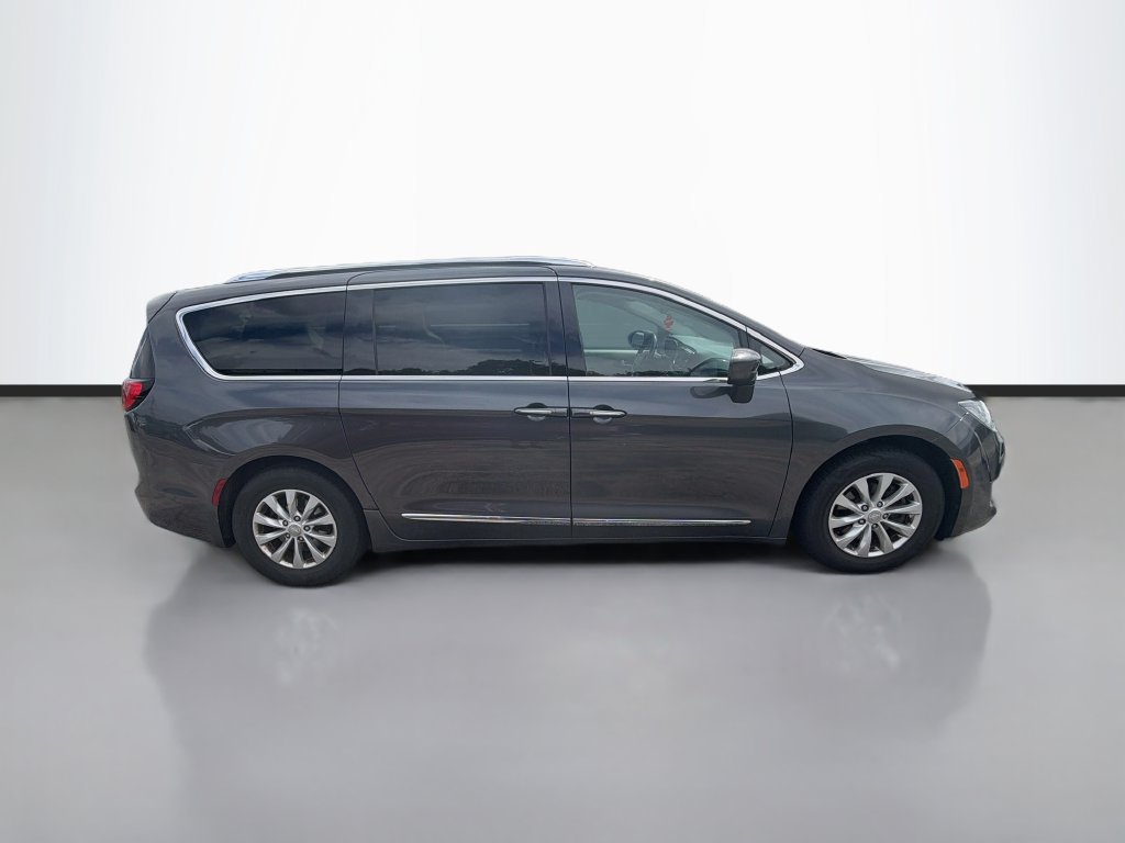 Used 2018 Chrysler Pacifica Touring-L FWD image 9