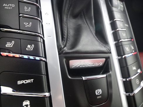 Certified 2019 Porsche Macan S AWD/4WD image 23