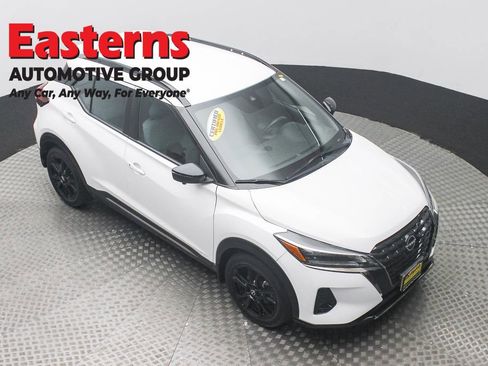 Used 2023 Nissan Kicks SR w/ SR Premium Package FWD image 3