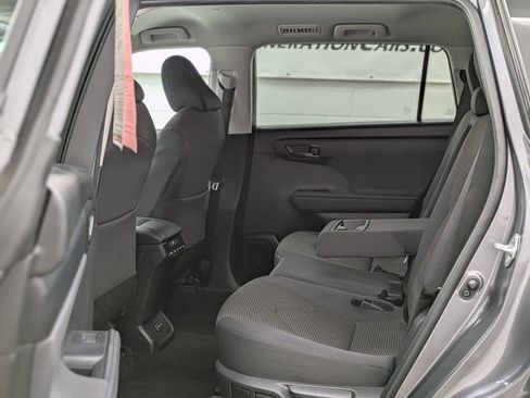 Used 2024 Toyota Highlander LE AWD/4WD image 12