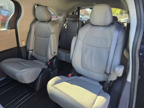 Used 2023 Toyota Sienna Limited image 18