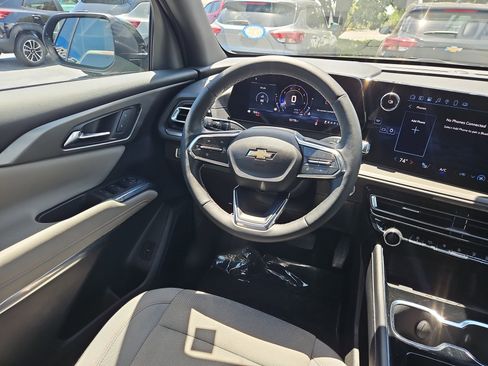 Used 2025 Chevrolet Traverse LT FWD image 9