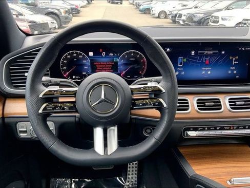 Used 2025 Mercedes-Benz GLS 450 4MATIC image 4