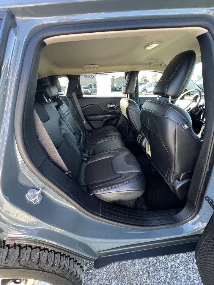 Used 2015 Jeep Cherokee Trailhawk AWD/4WD image 17