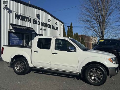 Used 2015 Nissan Frontier SL w/ Moonroof Package image 2