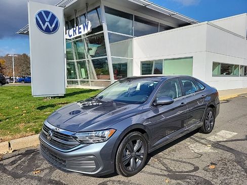 Certified 2022 Volkswagen Jetta SE image 1
