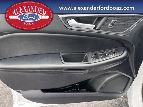 Used 2022 Ford Edge SE w/ Black Appearance Package image 9