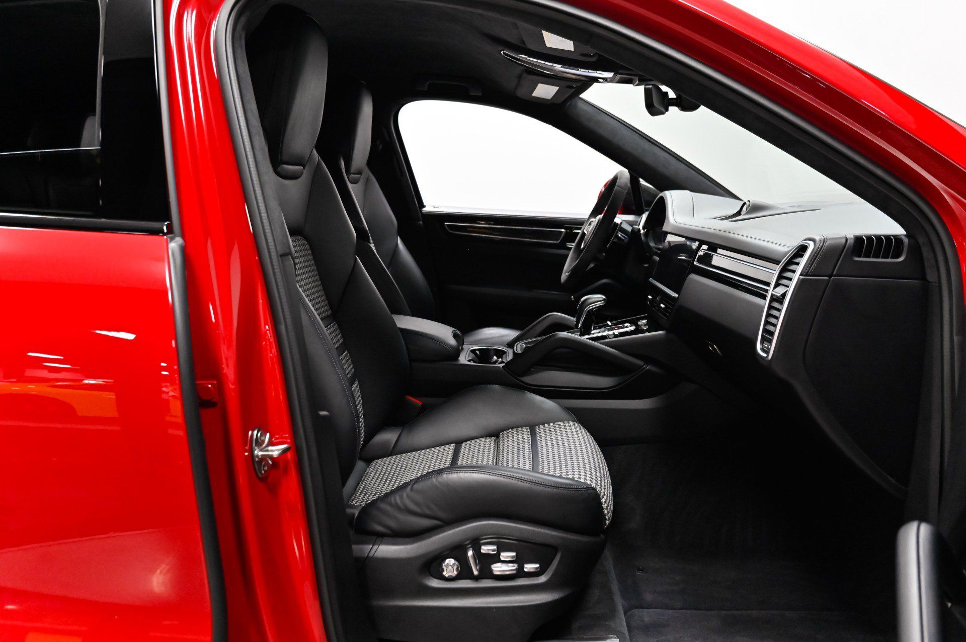Used 2021 Porsche Cayenne GTS AWD/4WD image 22