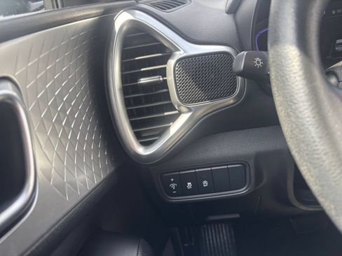Used 2025 Kia Soul LX w/ LX Technology Package FWD image 32