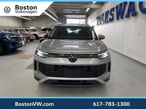 New 2025 Volkswagen Tiguan SE w/ Panoramic Sunroof Package image 6