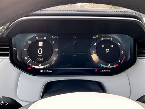 Used 2025 Land Rover Range Rover Sport SE image 24