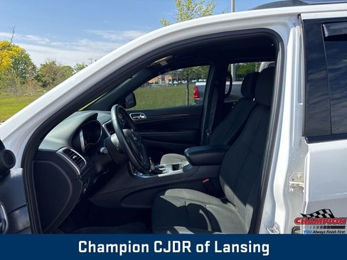 Used 2018 Jeep Grand Cherokee Laredo AWD/4WD image 3