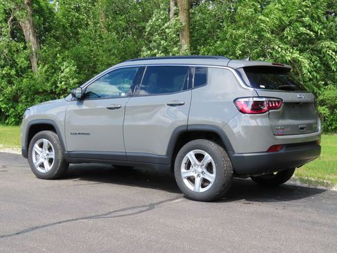 Used 2023 Jeep Compass Latitude AWD/4WD image 5