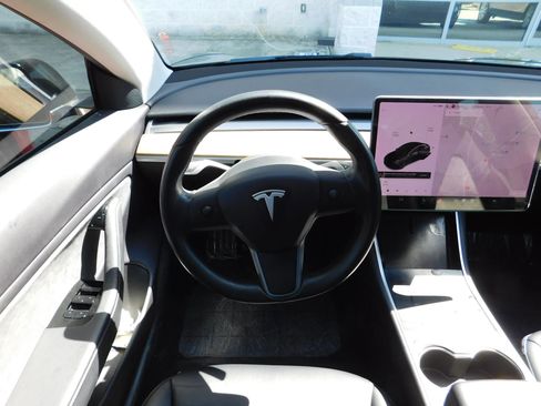 Used 2019 Tesla Model 3 Standard Range Plus image 9