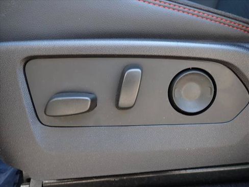 Used 2024 GMC Canyon AT4X AWD/4WD image 11