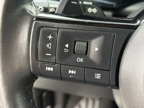 Used 2022 Nissan Pathfinder SV w/ SV Black Package FWD image 22