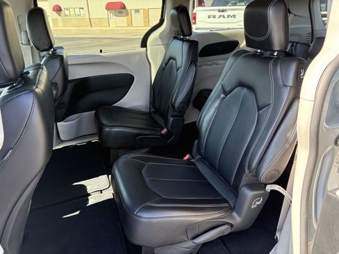 Used 2024 Chrysler Pacifica Touring-L image 14