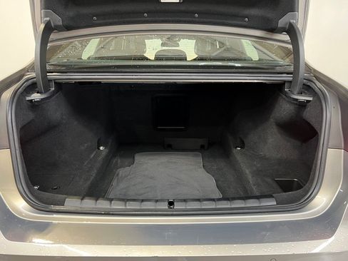 Used 2024 BMW 740i image 9