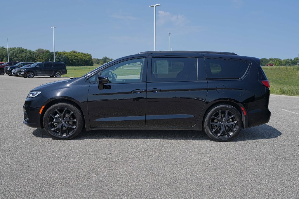 Used 2025 Chrysler Pacifica Limited FWD image 11