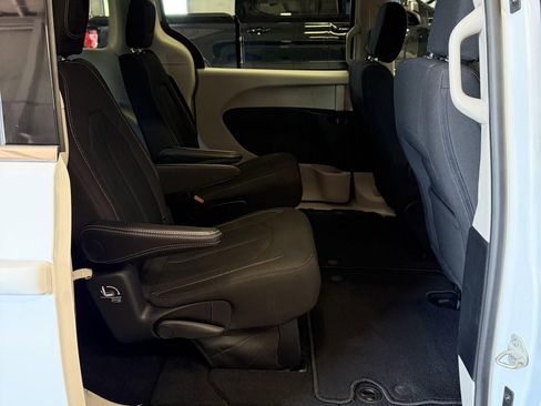 Used 2024 Chrysler Voyager LX FWD image 9