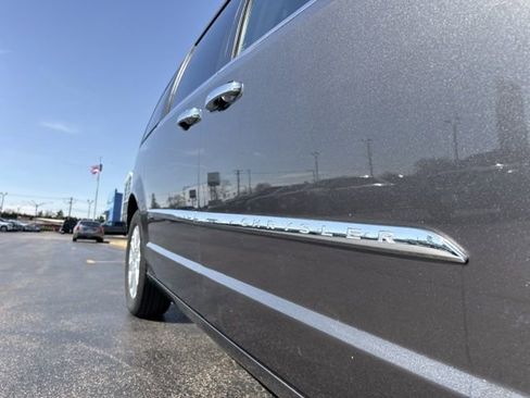 Used 2015 Chrysler Town & Country Touring w/ Driver Convenience Group image 19