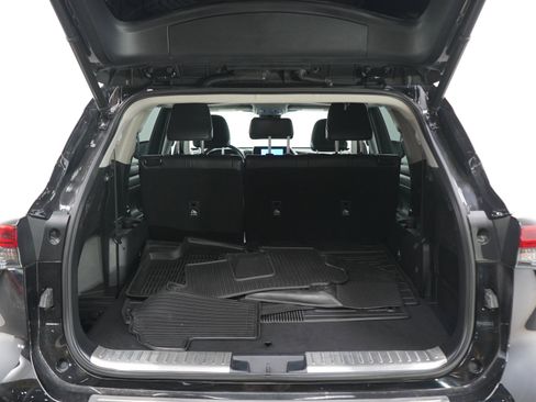 Used 2023 Toyota Highlander XLE AWD/4WD image 16