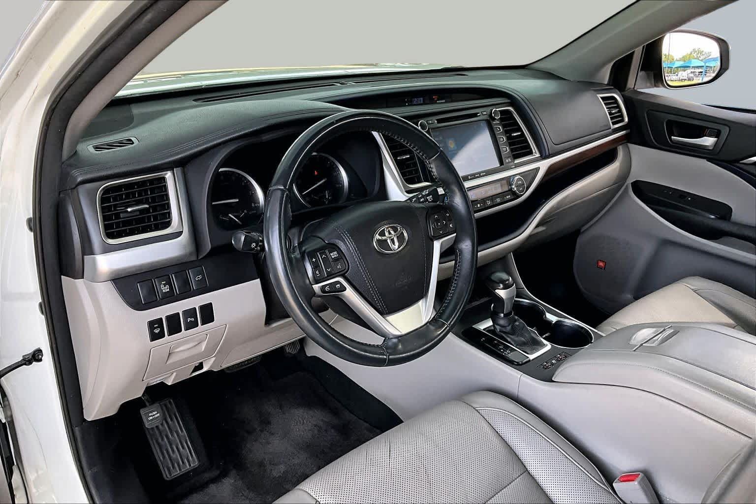 Used 2016 Toyota Highlander Limited FWD image 17