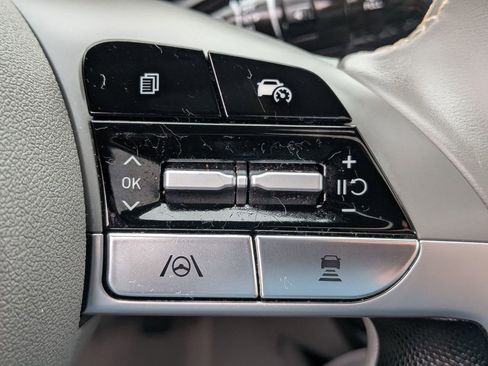 Used 2025 Hyundai Elantra SEL image 15